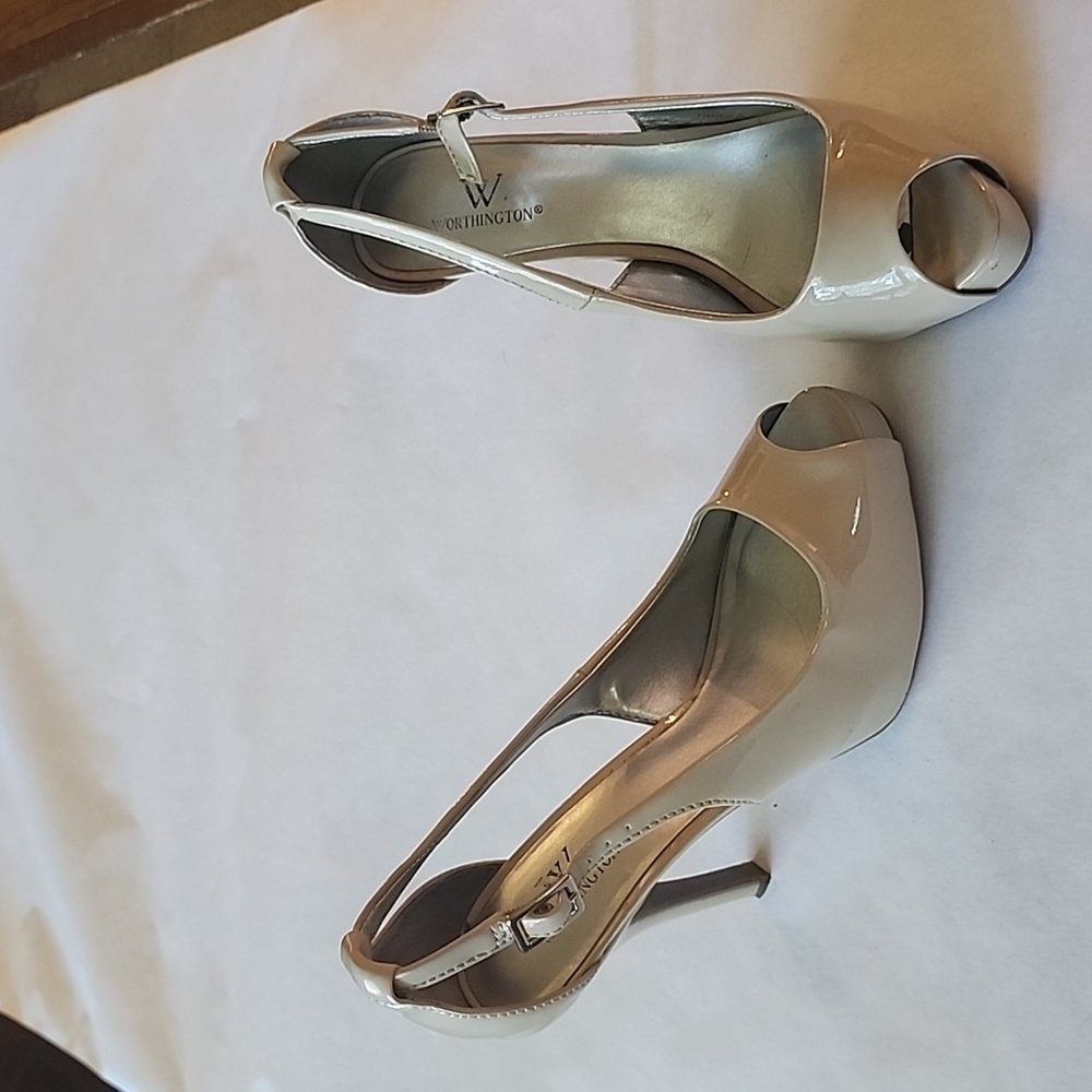 Tan patent leather platform sandal buckle 8.5